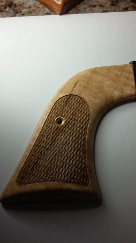 Ruger-Super-Blackhawk-Maple-Checkered-e1531859510942