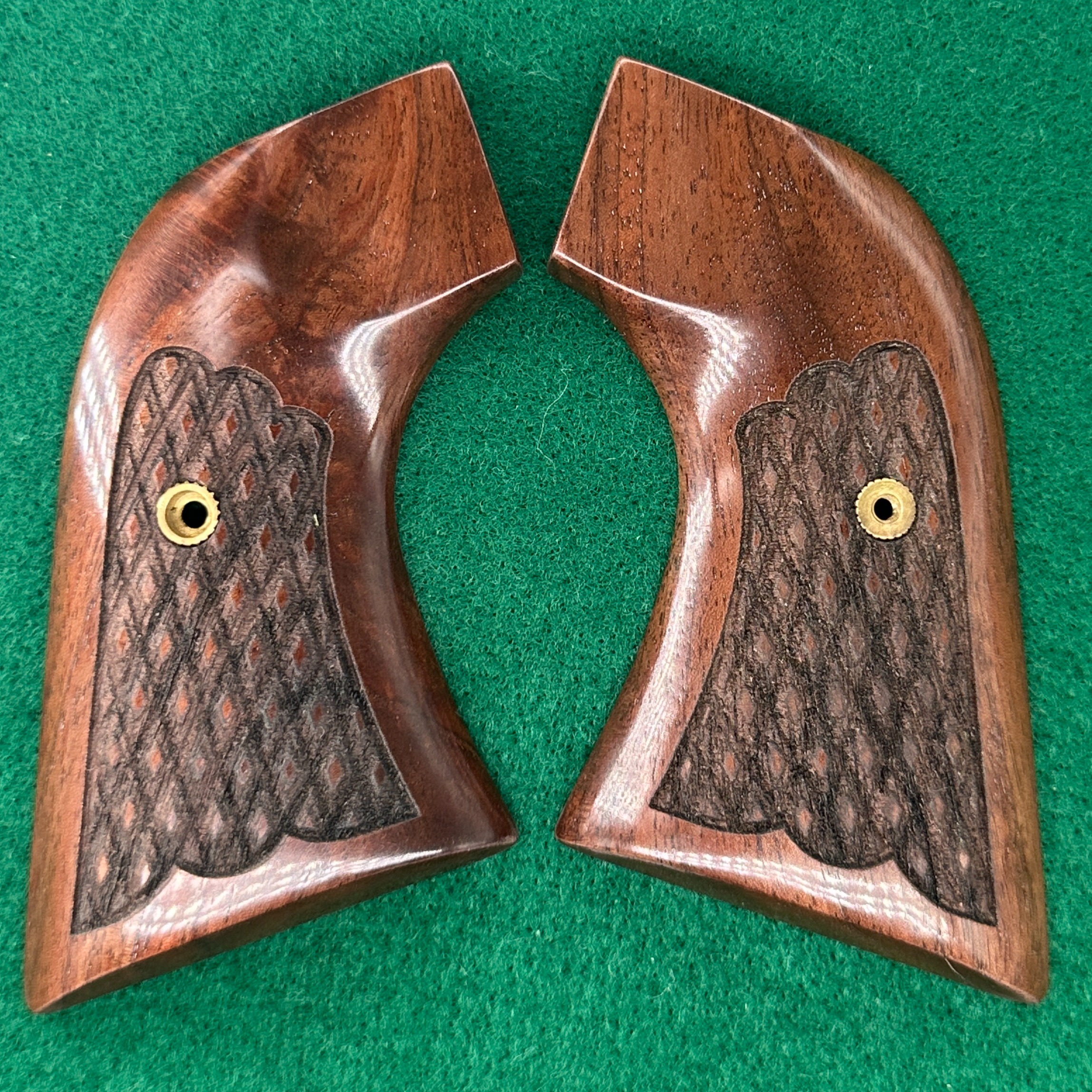 Ruger XR3 New Vaquero Gunfighter Walnut with Spanish Checkering
