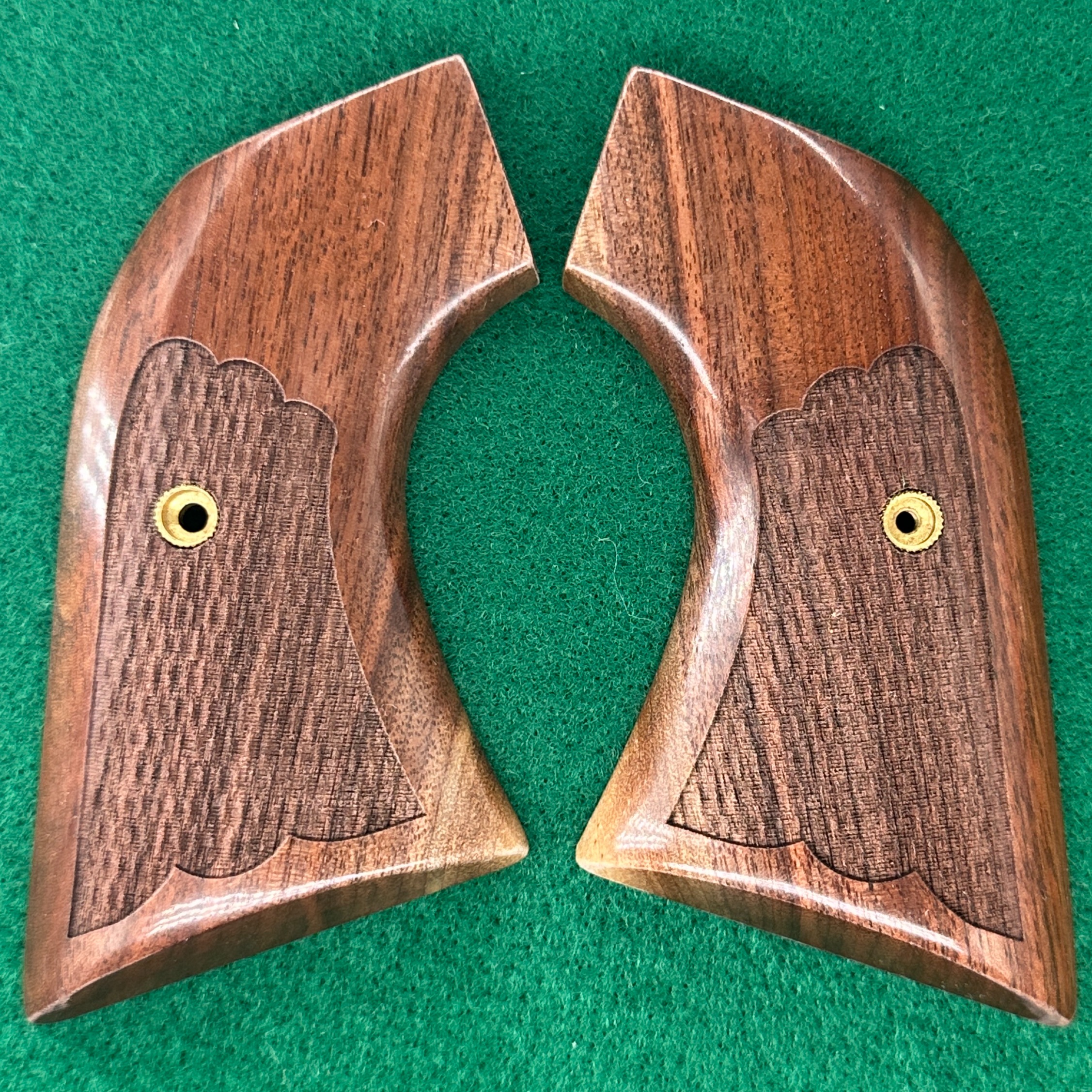 Ruger XR3 New Vaquero Walnut with Checkering