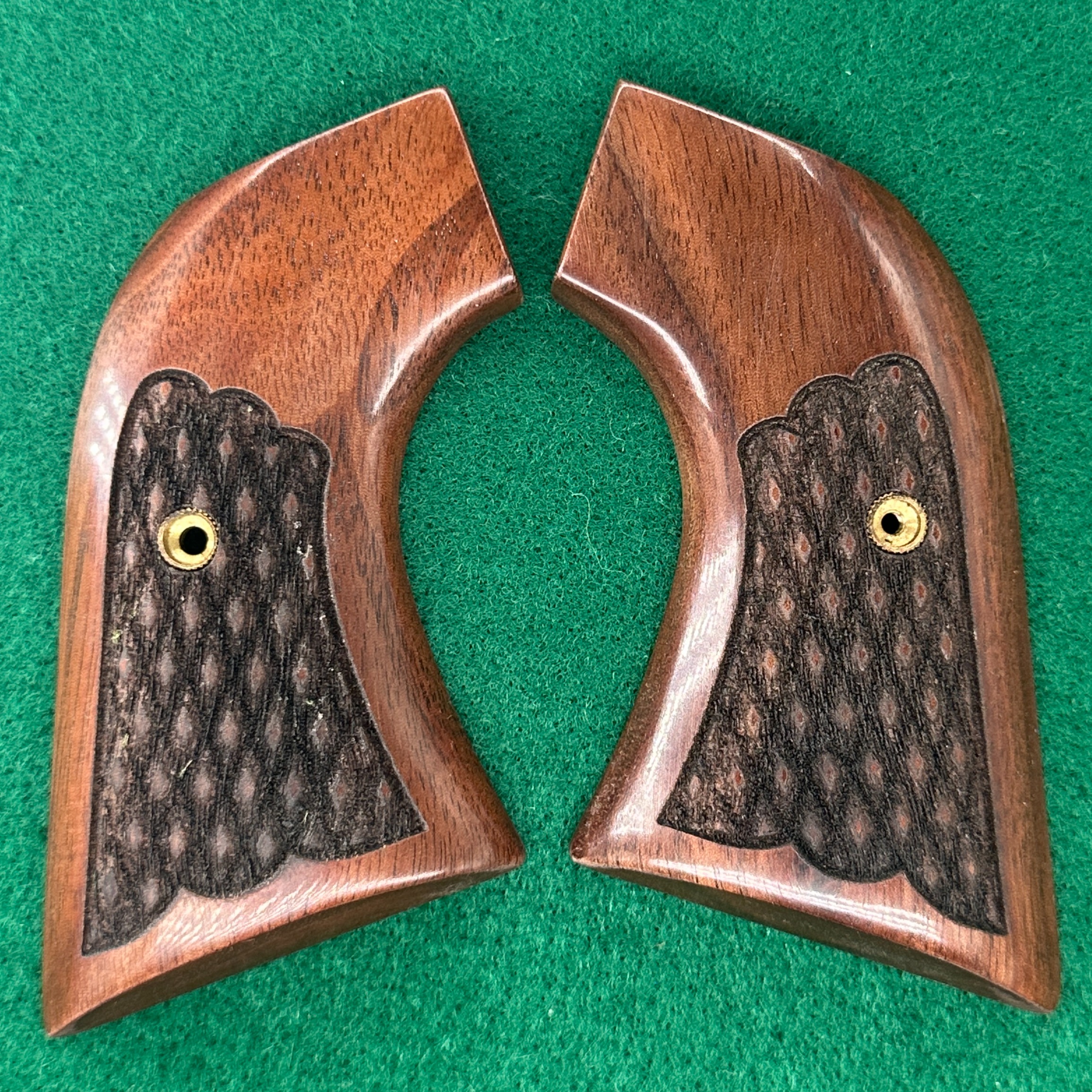 Ruger XR3 New Vaquero Walnut with Spanish Checkering